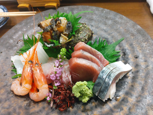 一品料理 わくら名物、造り盛り合わせ